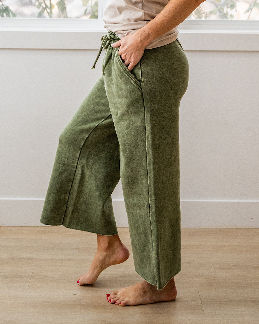¡NUEVO! Pantalón cómodo de pierna ancha y corte cropped - Oliva claro