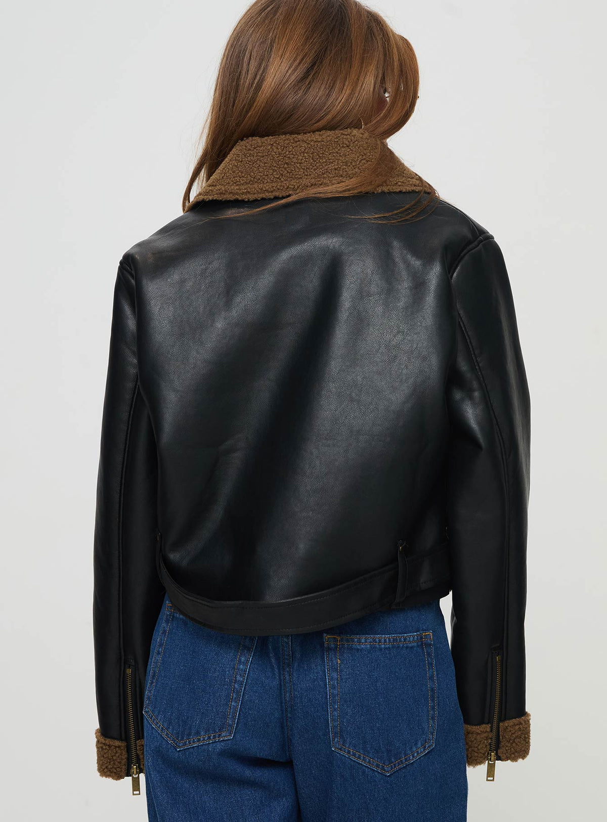 Chaqueta de piel sintética con ribete de borrego negra