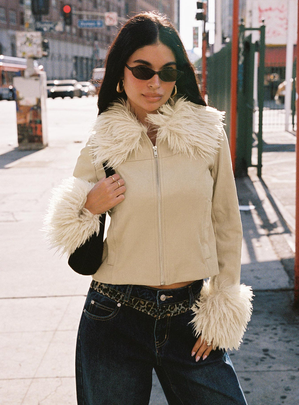 Chaqueta de gamuza Jeanna con detalle de piel sintética en color beige