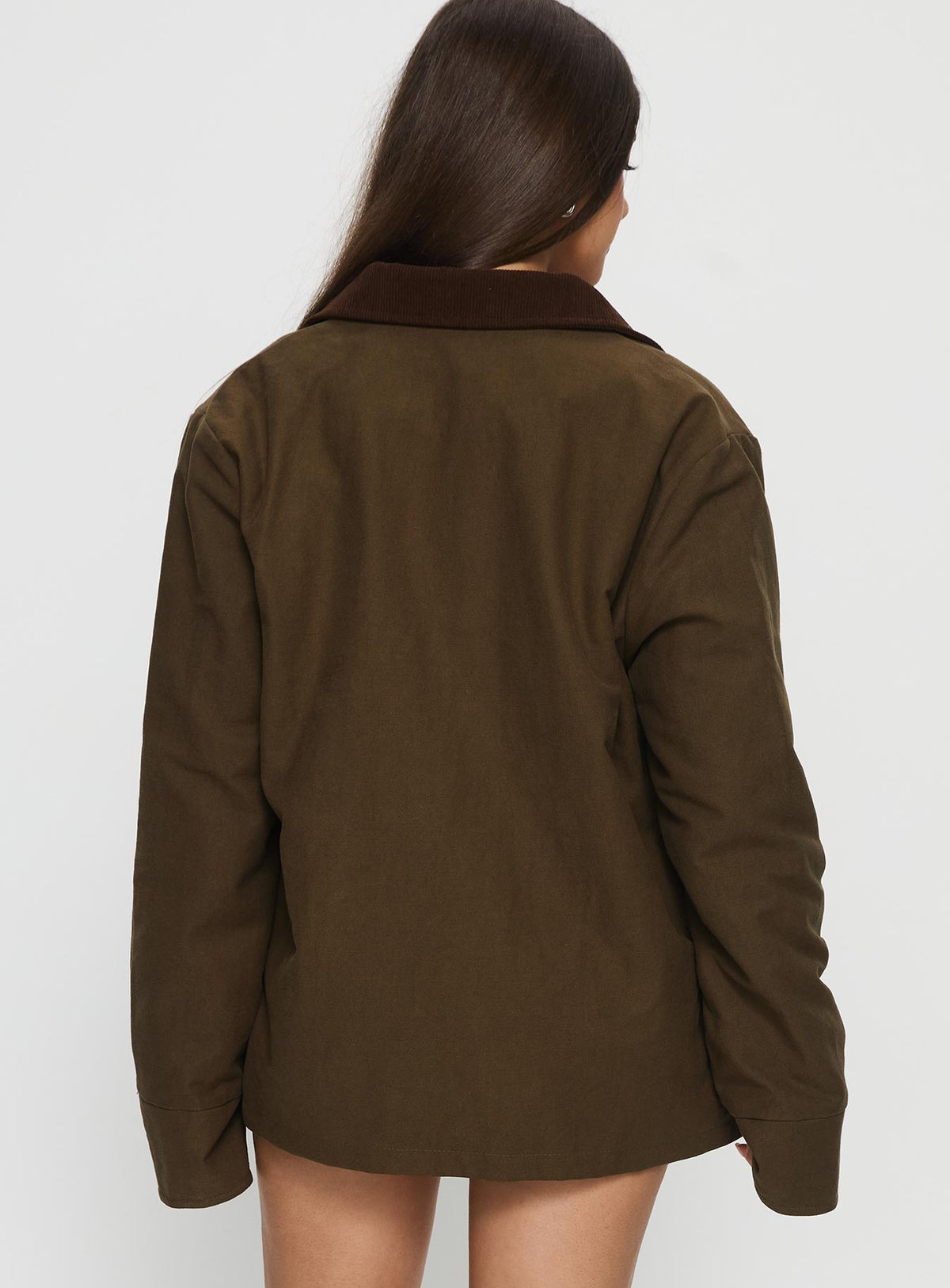 Chaqueta utilitaria Livya con cuello en contraste, color caqui