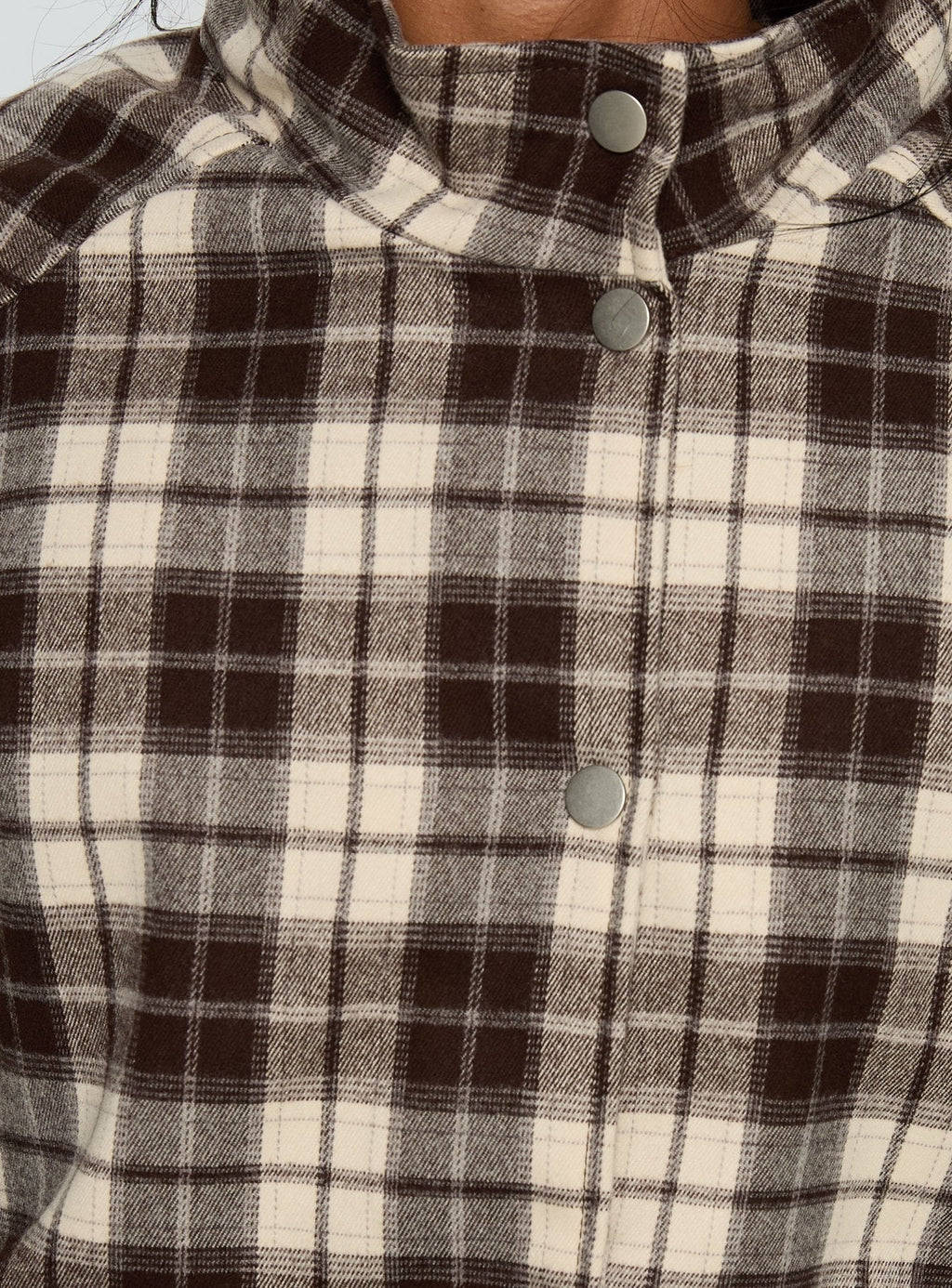Chaqueta abotonada con cuello tipo embudo Khodana, cuadros marrones