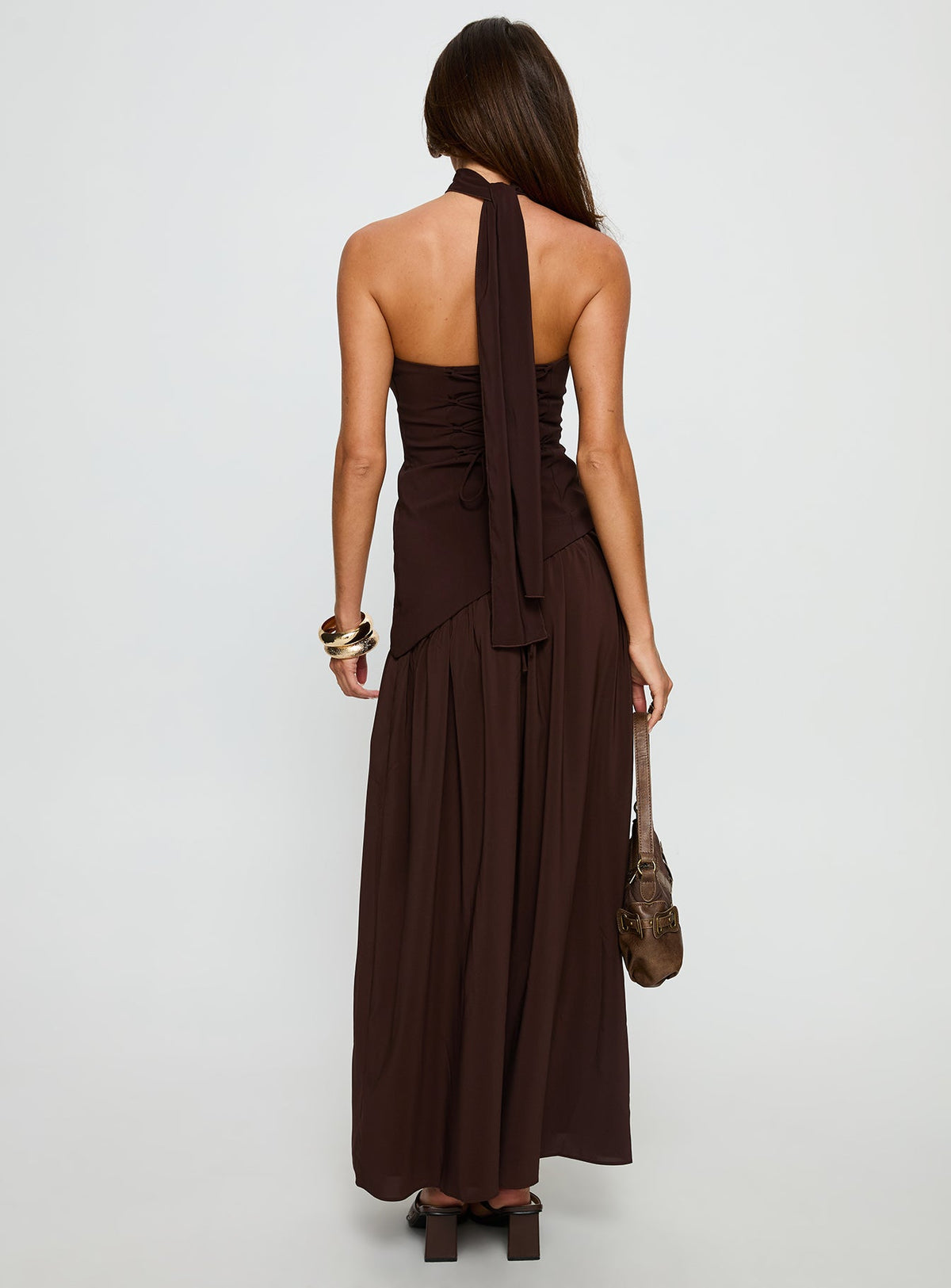 Vestido largo maxi con fajín sin tirantes Odela en color chocolate