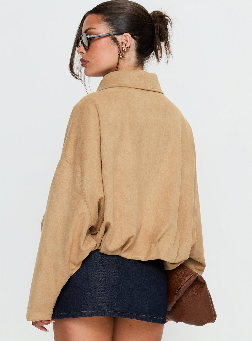 Chaqueta bomber de antelina iluminada en color beige