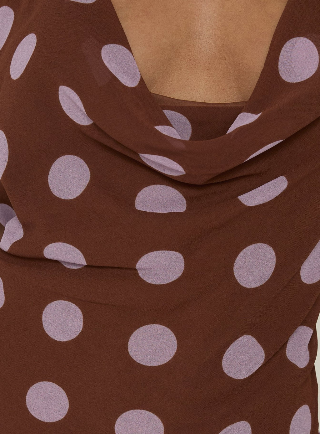 Vestido mini Karolie con escote pronunciado, estampado de lunares en marrón y lila