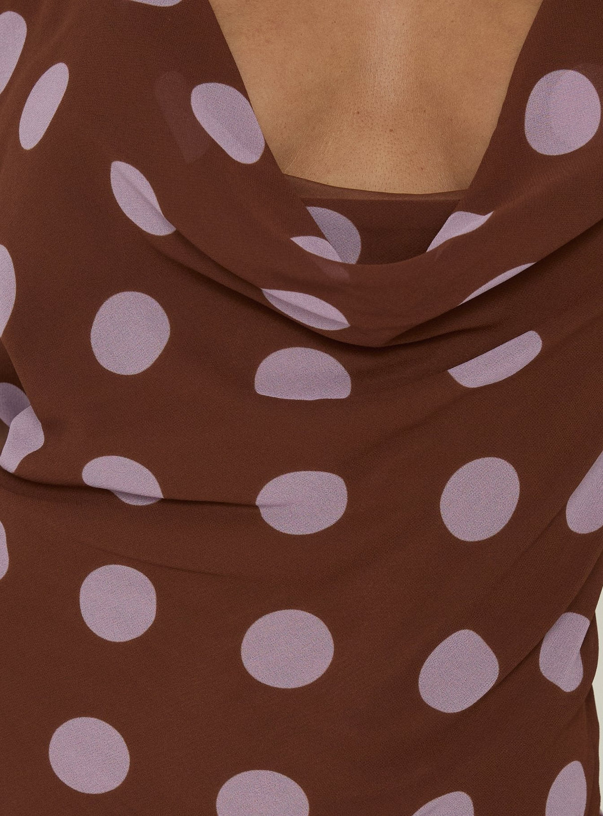Vestido mini Karolie con escote pronunciado, estampado de lunares en marrón y lila