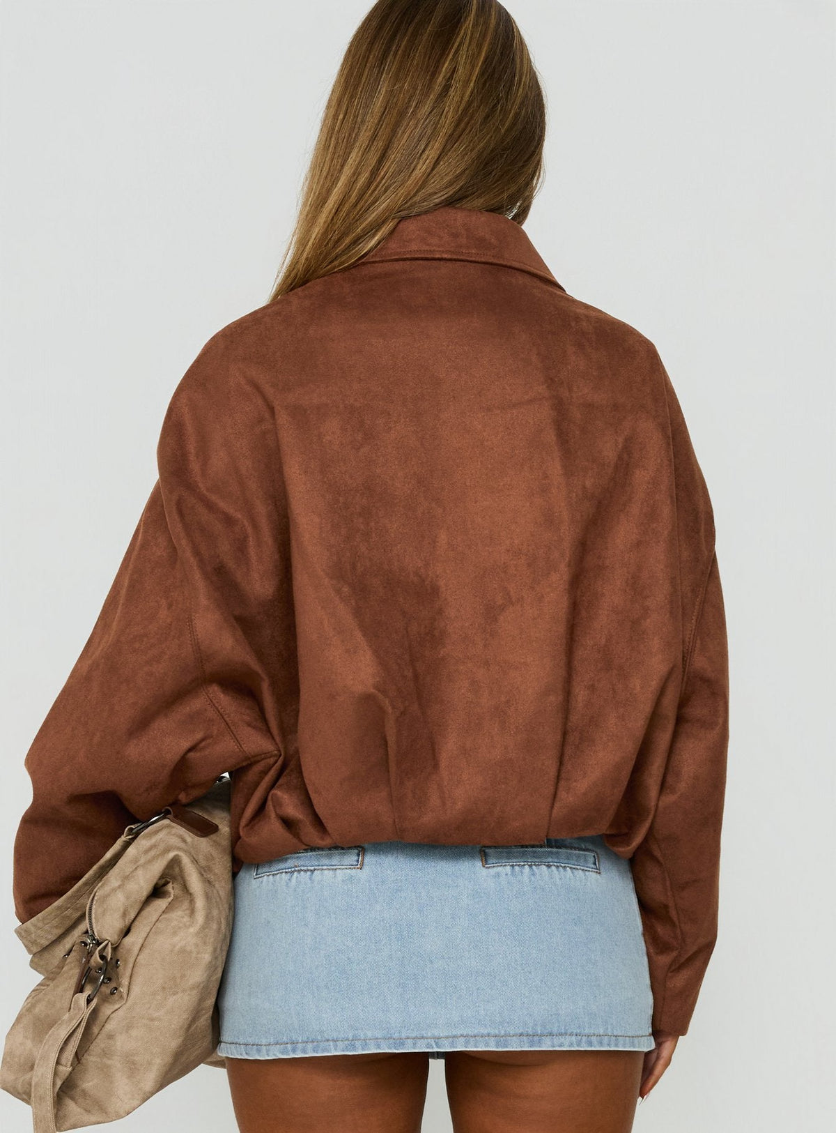 Chaqueta bomber de antelina iluminada color caramelo