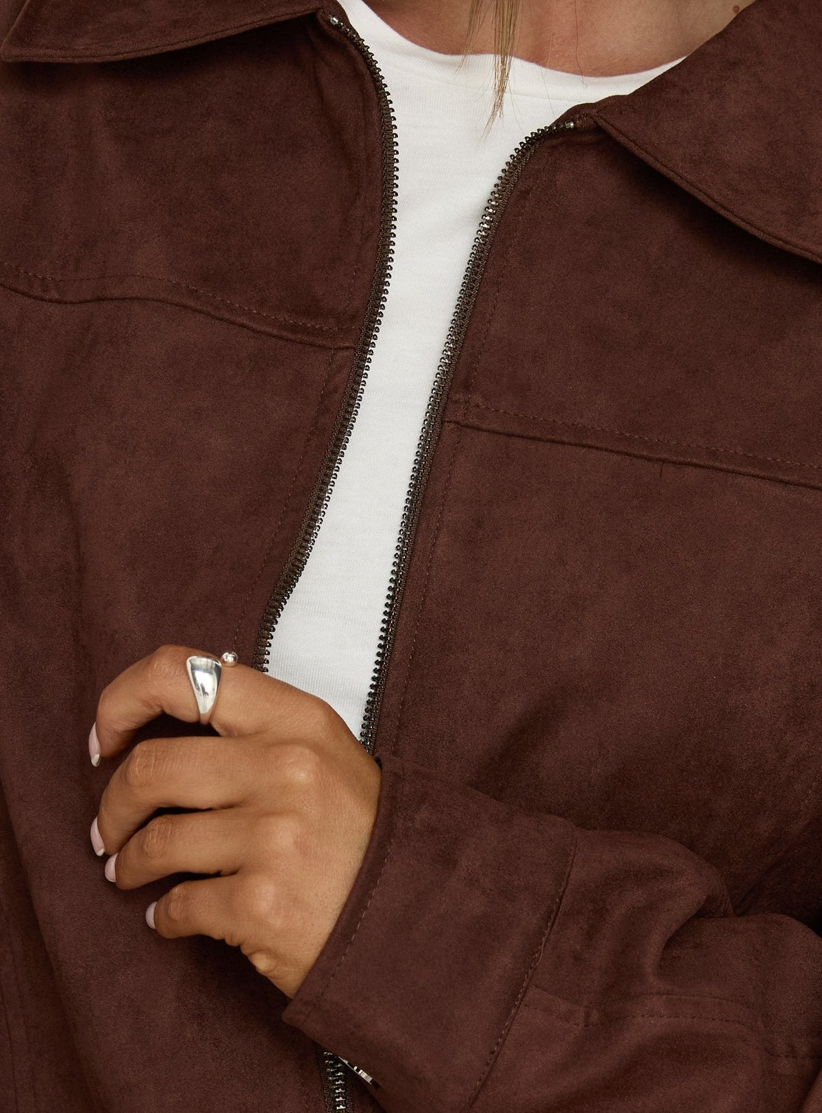 Chaqueta tipo bomber de ante sintético con borlas Goldsmith, color chocolate
