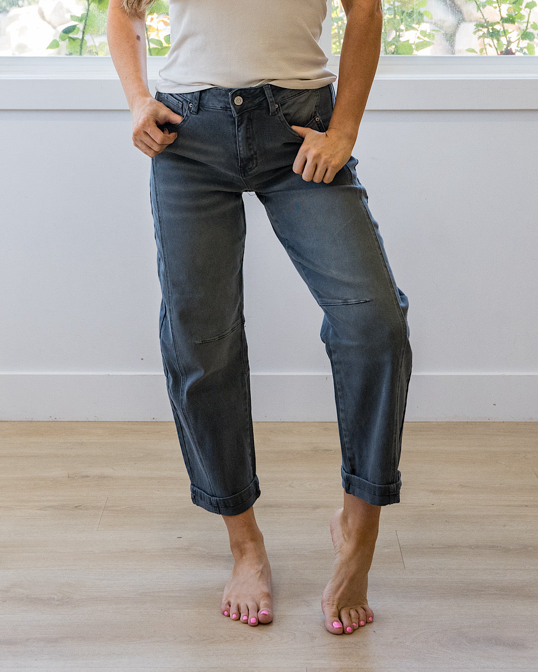¡NUEVO! Jeans Alexandra estilo Barrel sin efecto desgastado - Negro ceniza