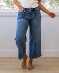 Jeans de pierna ancha con bolsillos de parche Jody de KanCan