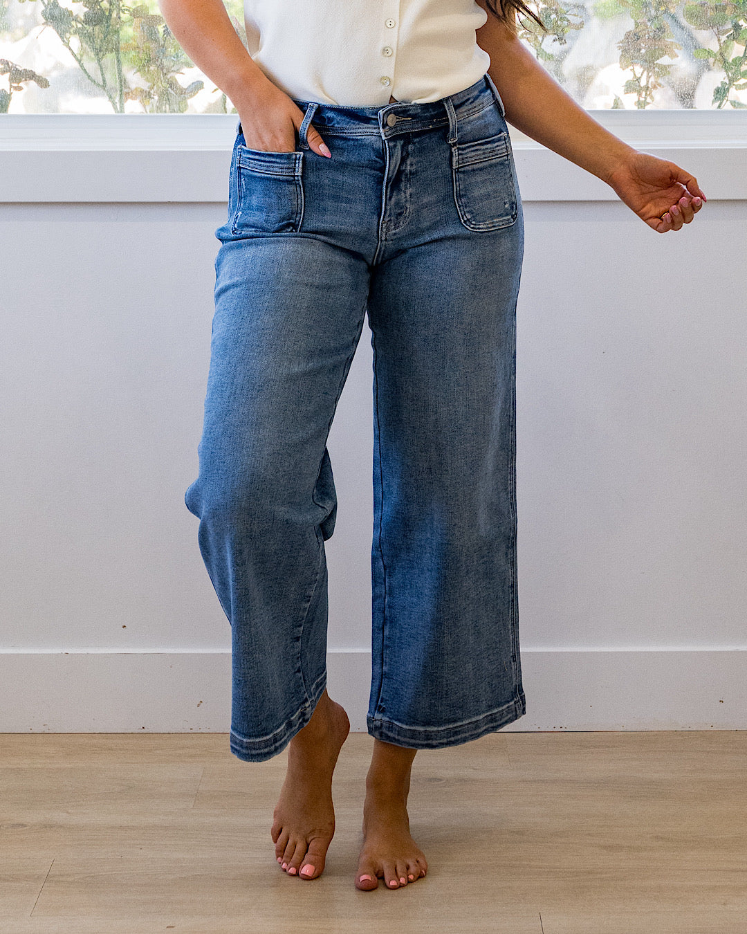 Jeans de pierna ancha con bolsillos de parche Jody de KanCan