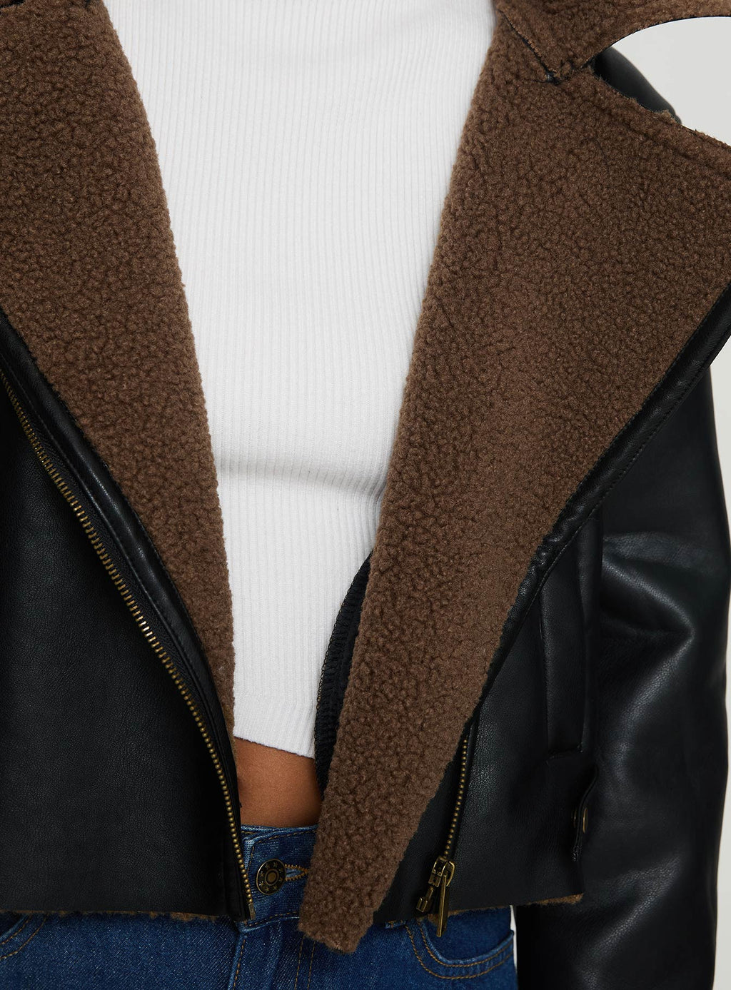 Chaqueta de piel sintética con ribete de borrego negra