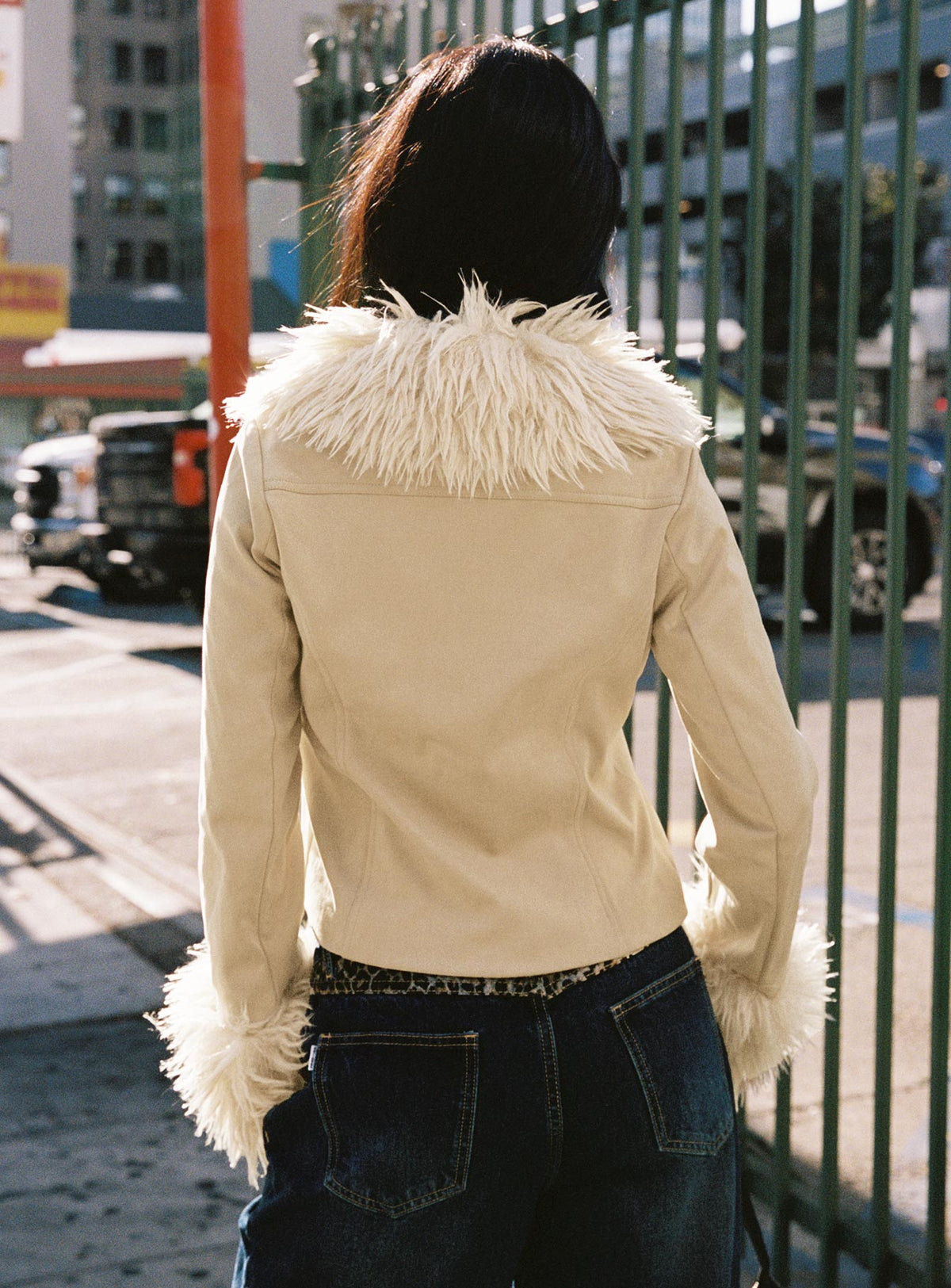 Chaqueta de gamuza Jeanna con detalle de piel sintética en color beige