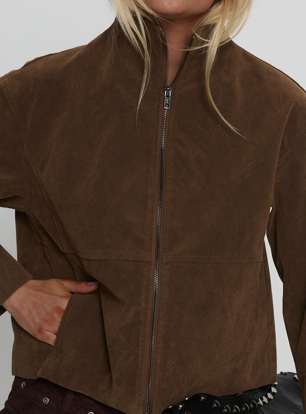 Chaqueta Jessalynn de ante sintético con cremallera, color marrón