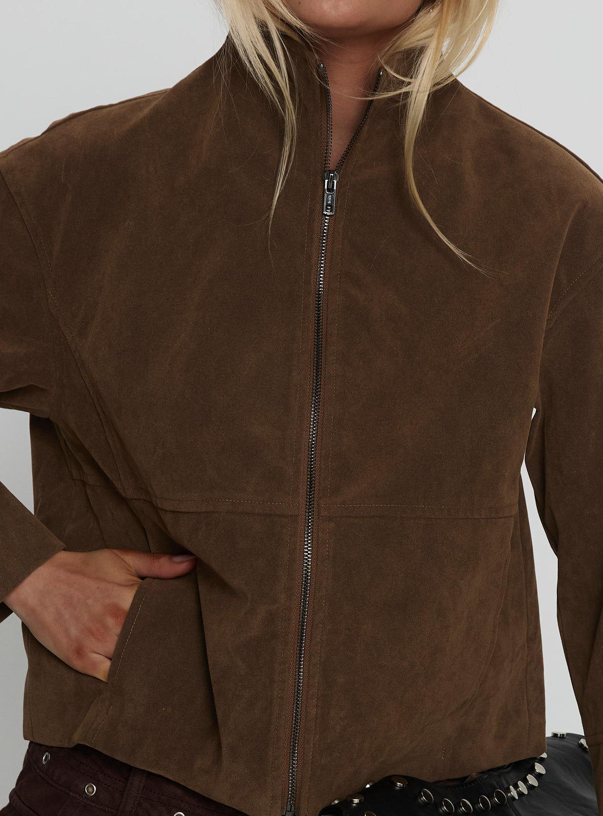 Chaqueta Jessalynn de ante sintético con cremallera, color marrón