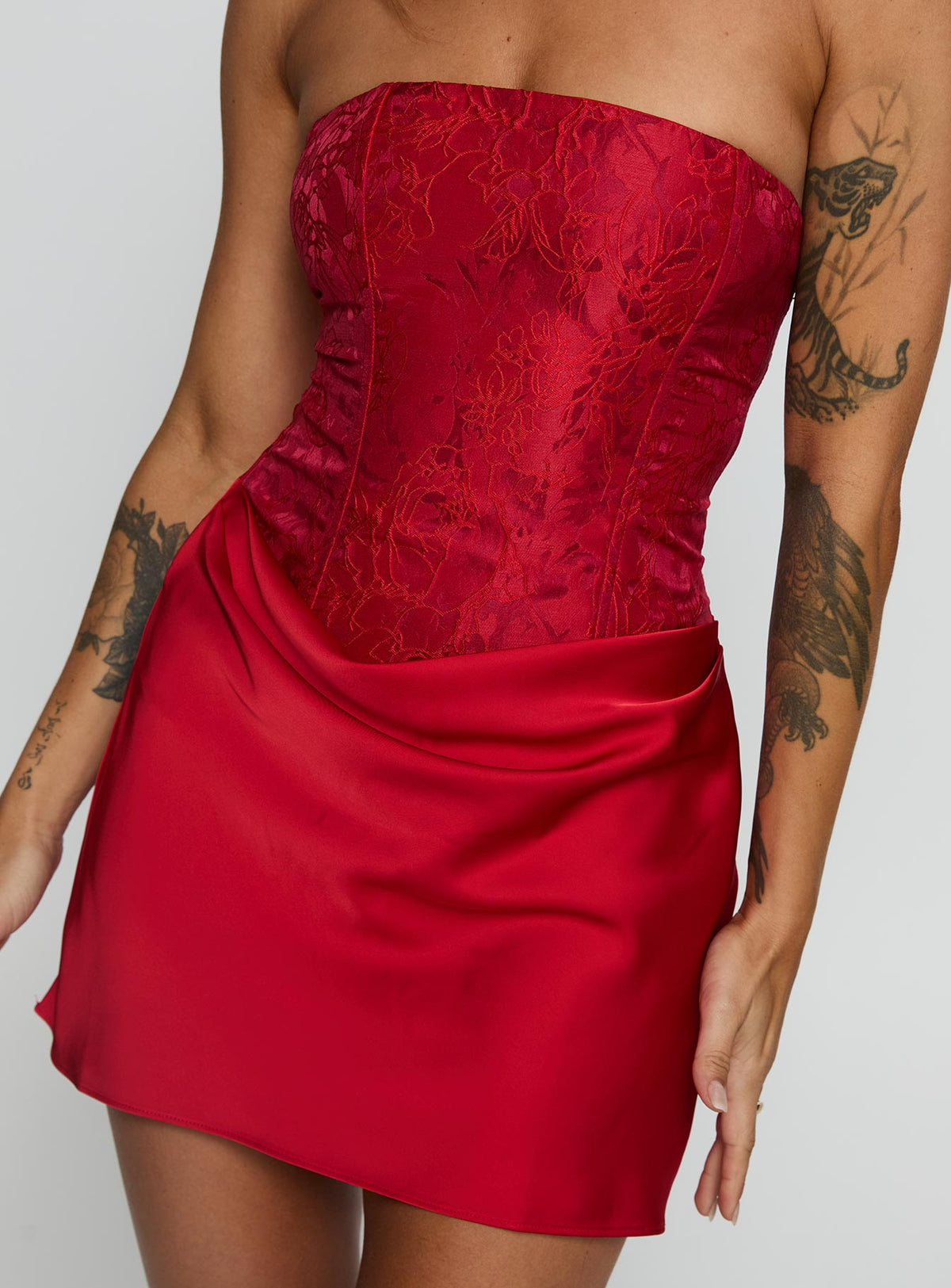 Minivestido drapeado sin tirantes Jenevieve Rojo
