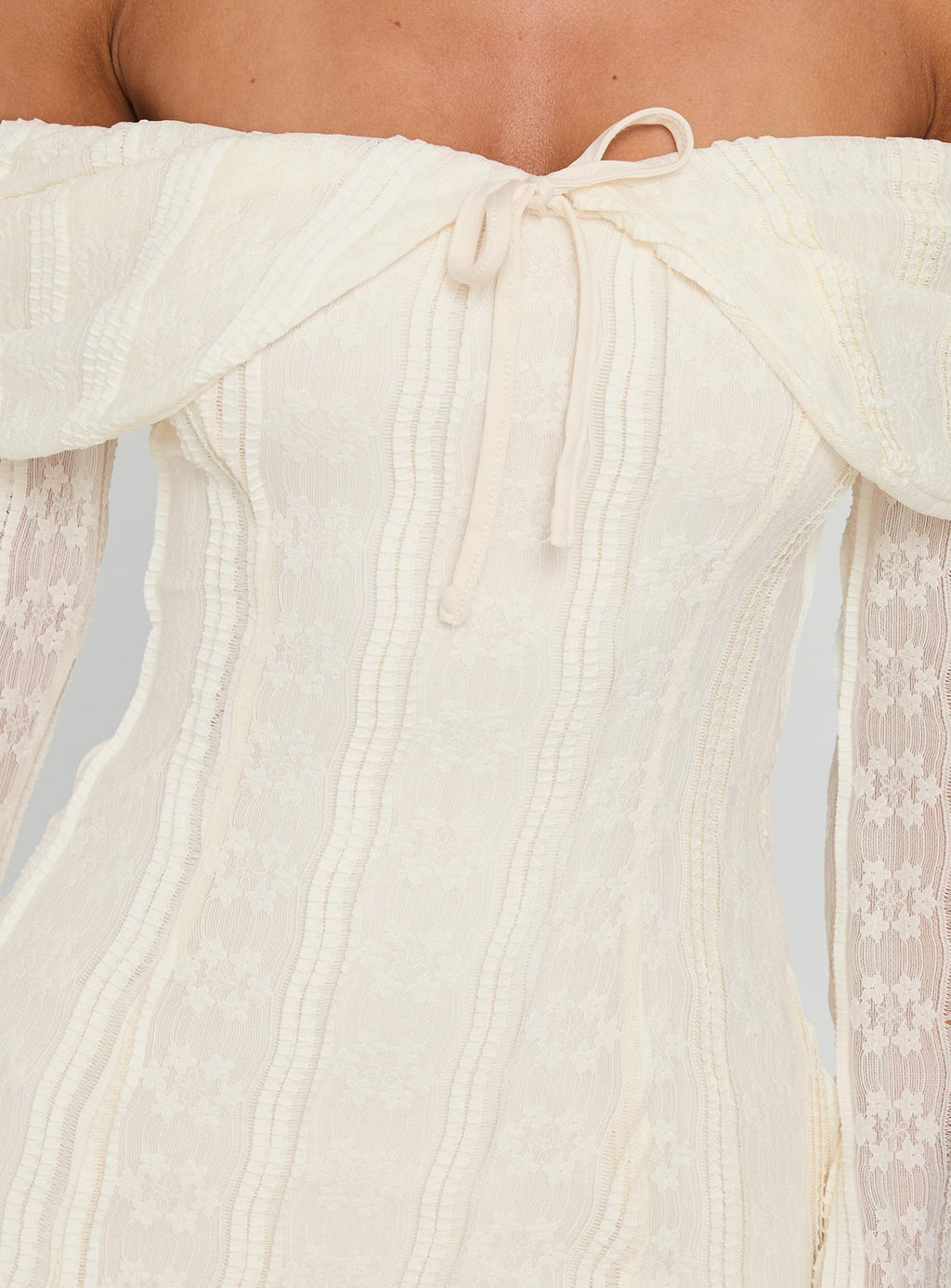 Minivestido de manga larga Colettie color crema
