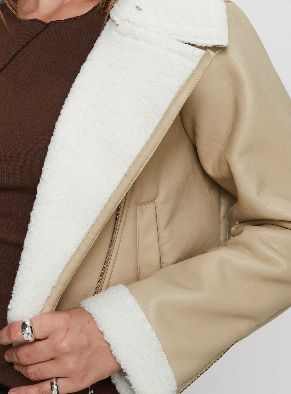 Chaqueta de piel sintética con ribete de borrego beige