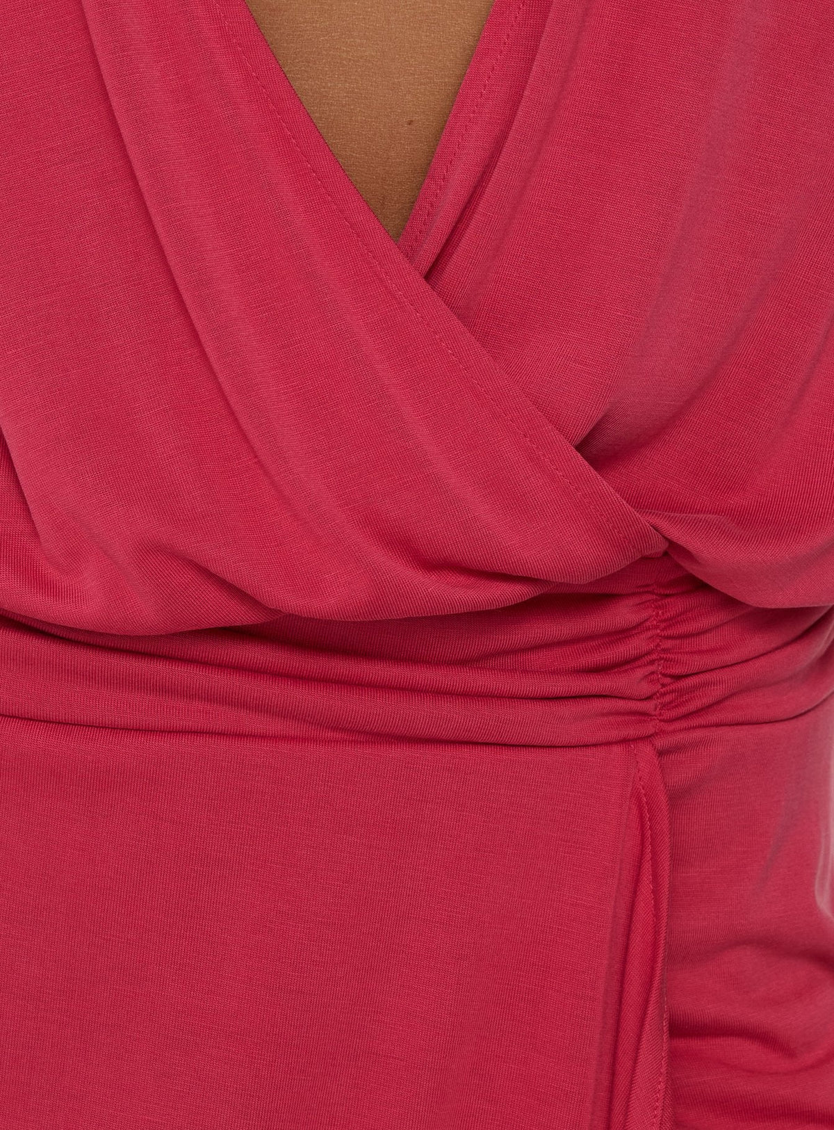 Vestido corto con escote pronunciado Carissima color guayaba