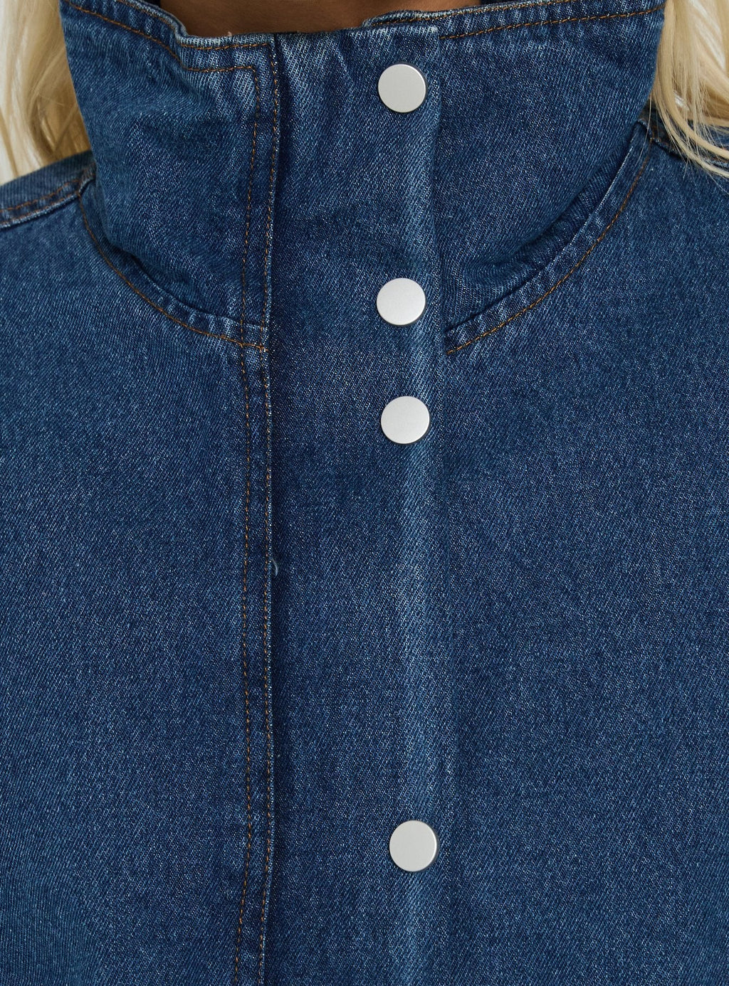 Chaqueta Soja Denim con cuello embudo en lavado azul medio