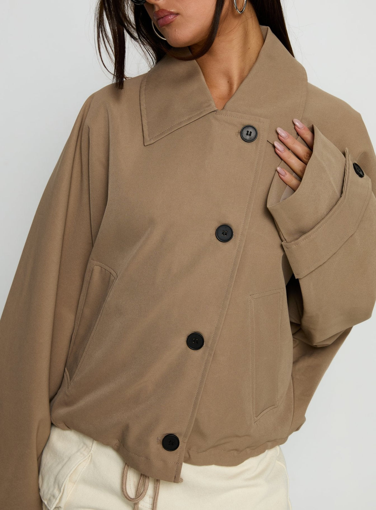 Gabardina corta Sandria color beige