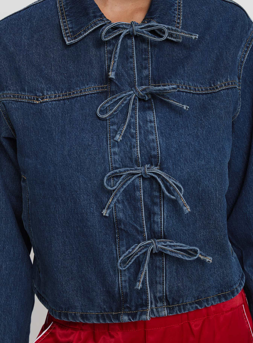 Chaqueta de mezclilla azul con detalle de lazo Good On You
