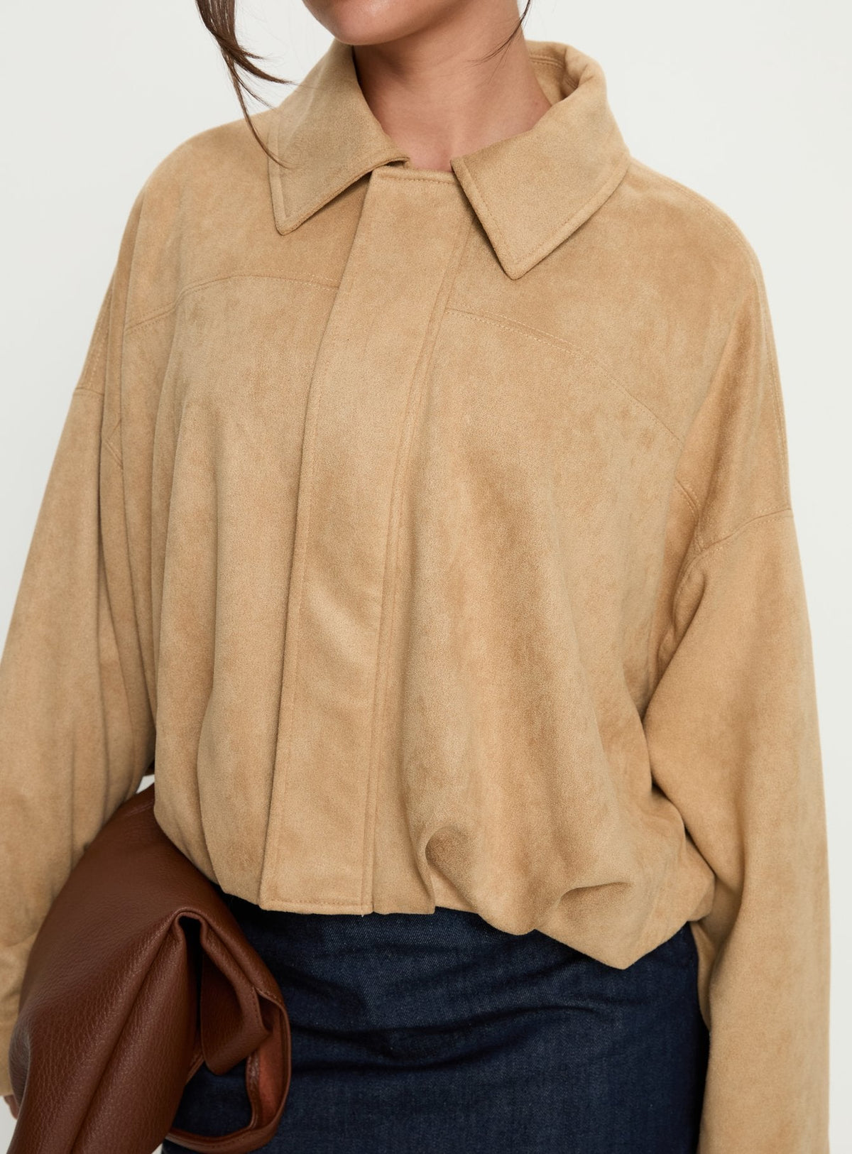 Chaqueta bomber de antelina iluminada en color beige