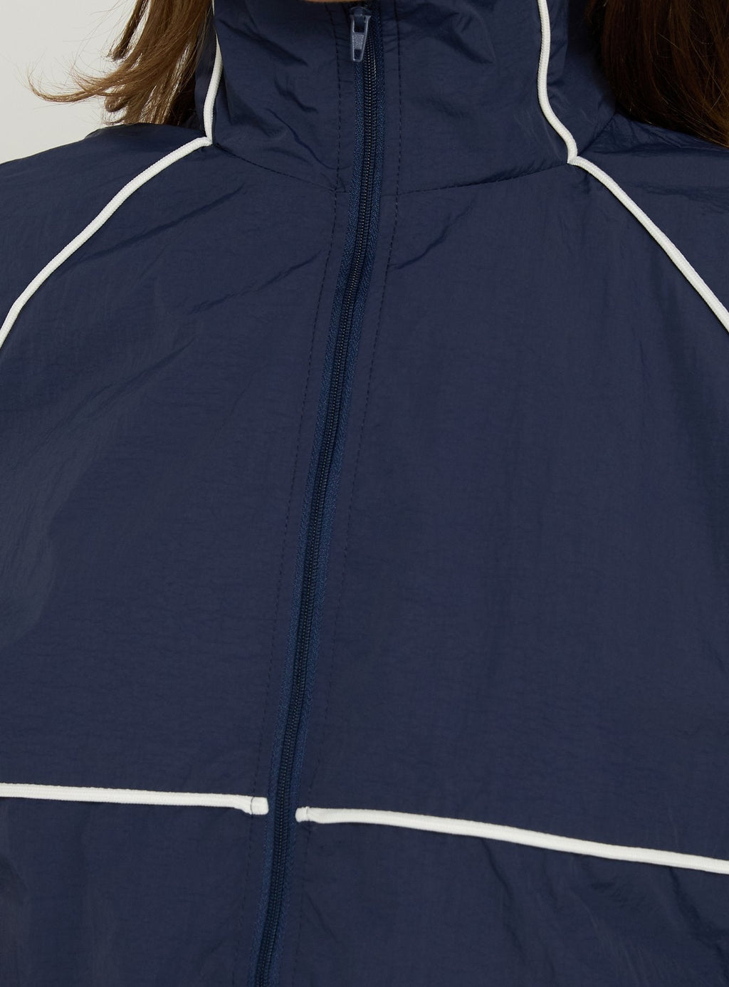 Chaqueta cortavientos con cuello embudo Shayyla azul marino / blanco