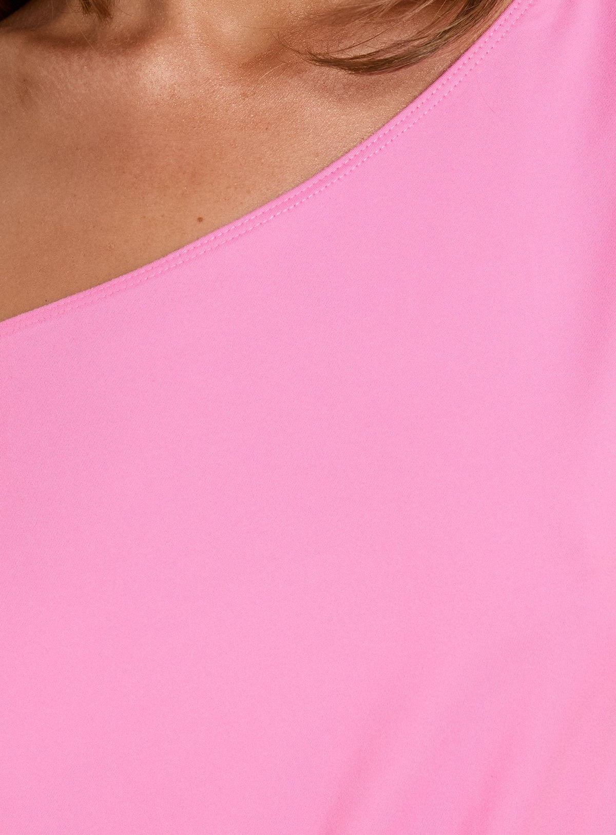 Vestido corto drapeado de un solo hombro Ellah rosa