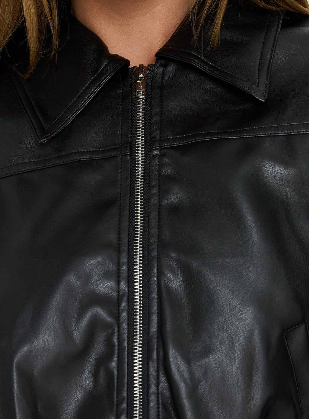Chaqueta corta de piel sintética Panoramic negra