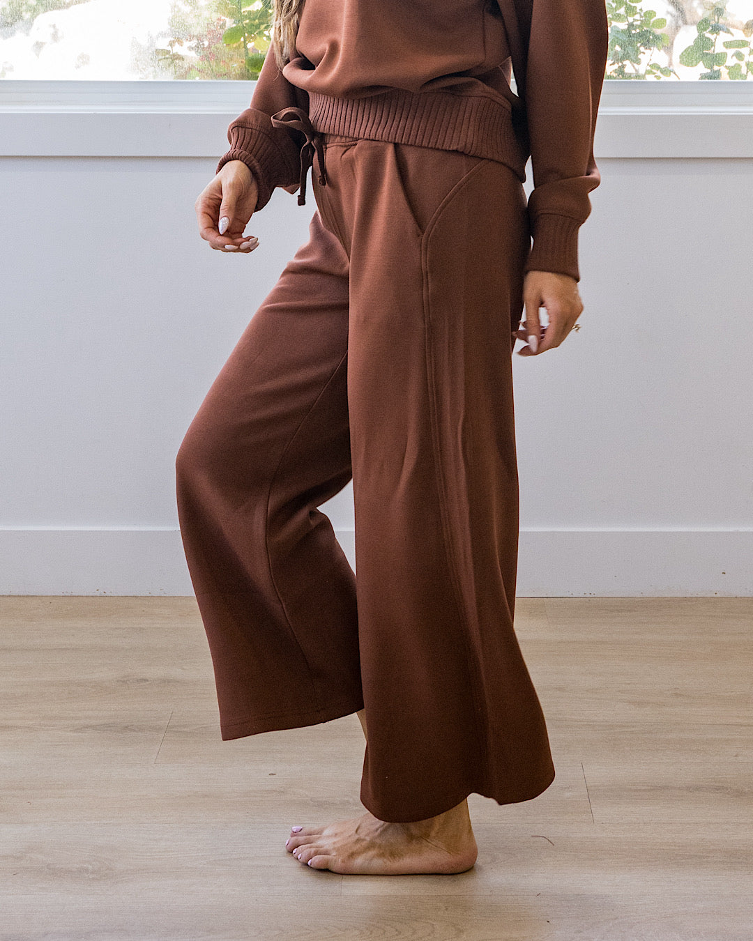 ¡NUEVO! Pantalones de pierna ancha Kendall en tela scuba - Castaño