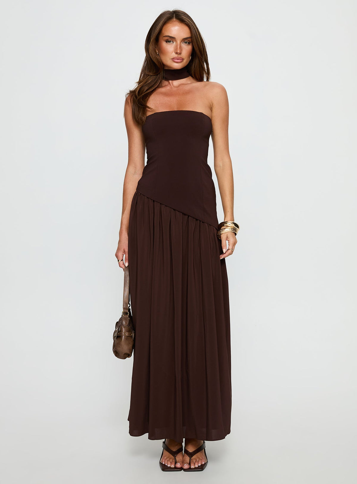 Vestido largo maxi con fajín sin tirantes Odela en color chocolate
