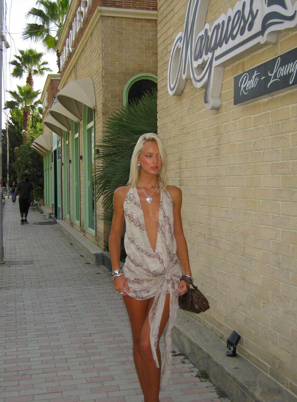 Minivestido Halter de Escote Pronunciado con Estampado de Serpiente Snakepit
