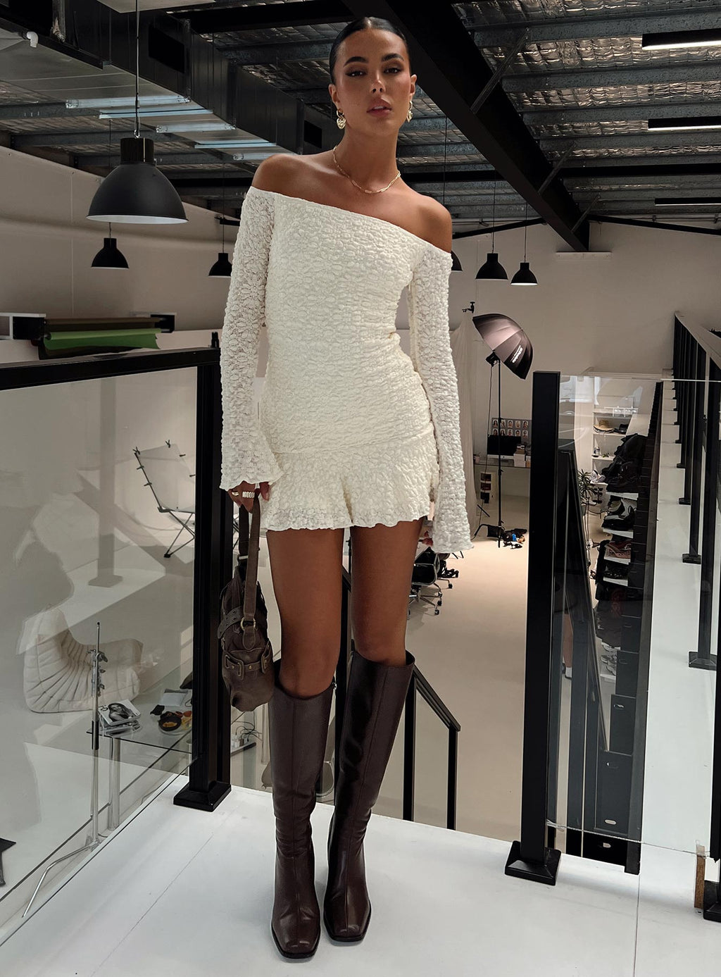 Minivestido con hombros descubiertos y manga larga Vancesca color crema