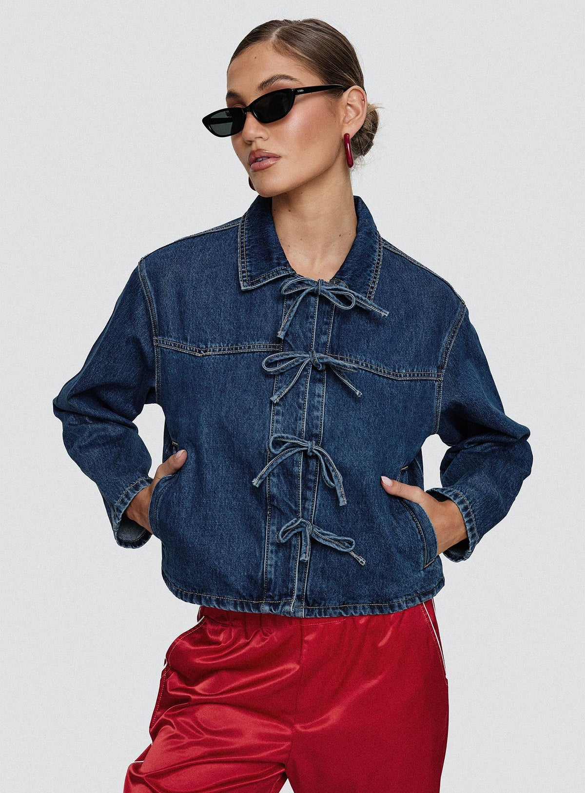 Chaqueta de mezclilla azul con detalle de lazo Good On You