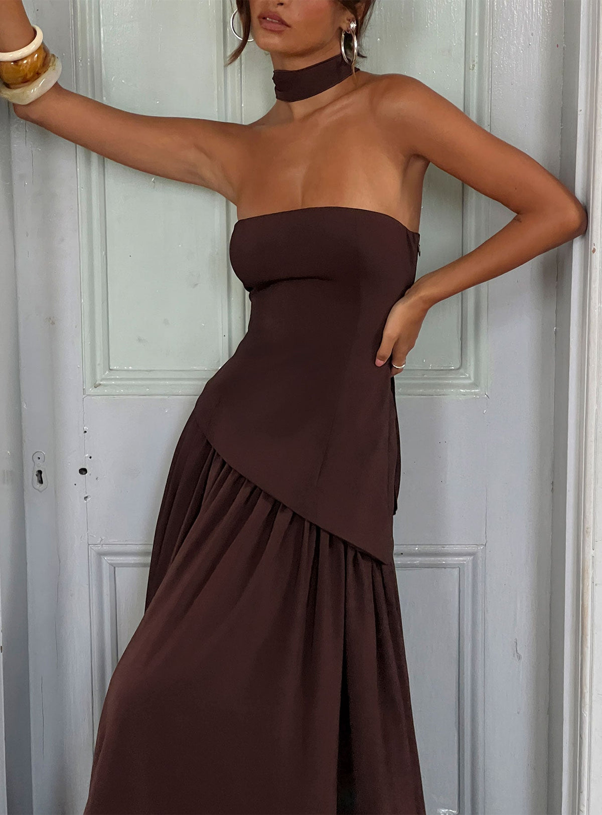 Vestido largo maxi con fajín sin tirantes Odela en color chocolate