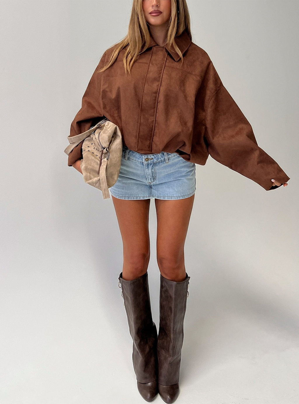 Chaqueta bomber de antelina iluminada color caramelo