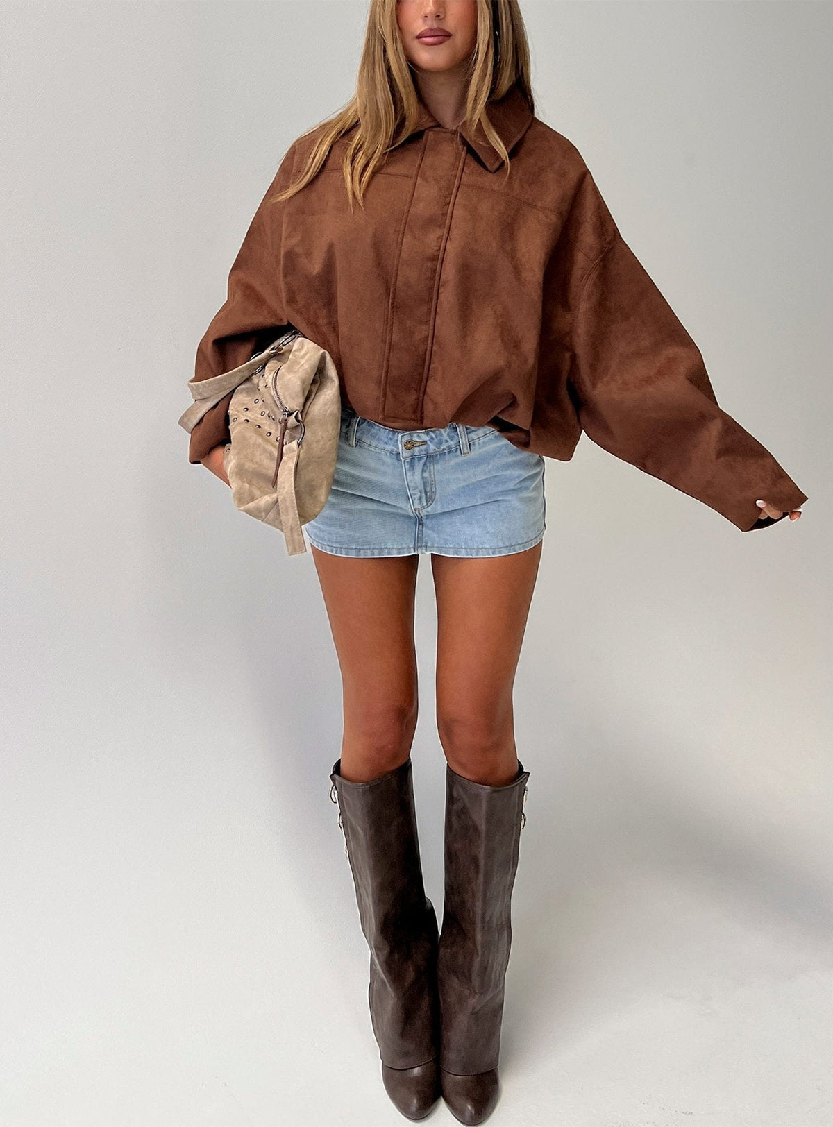 Chaqueta bomber de antelina iluminada color caramelo