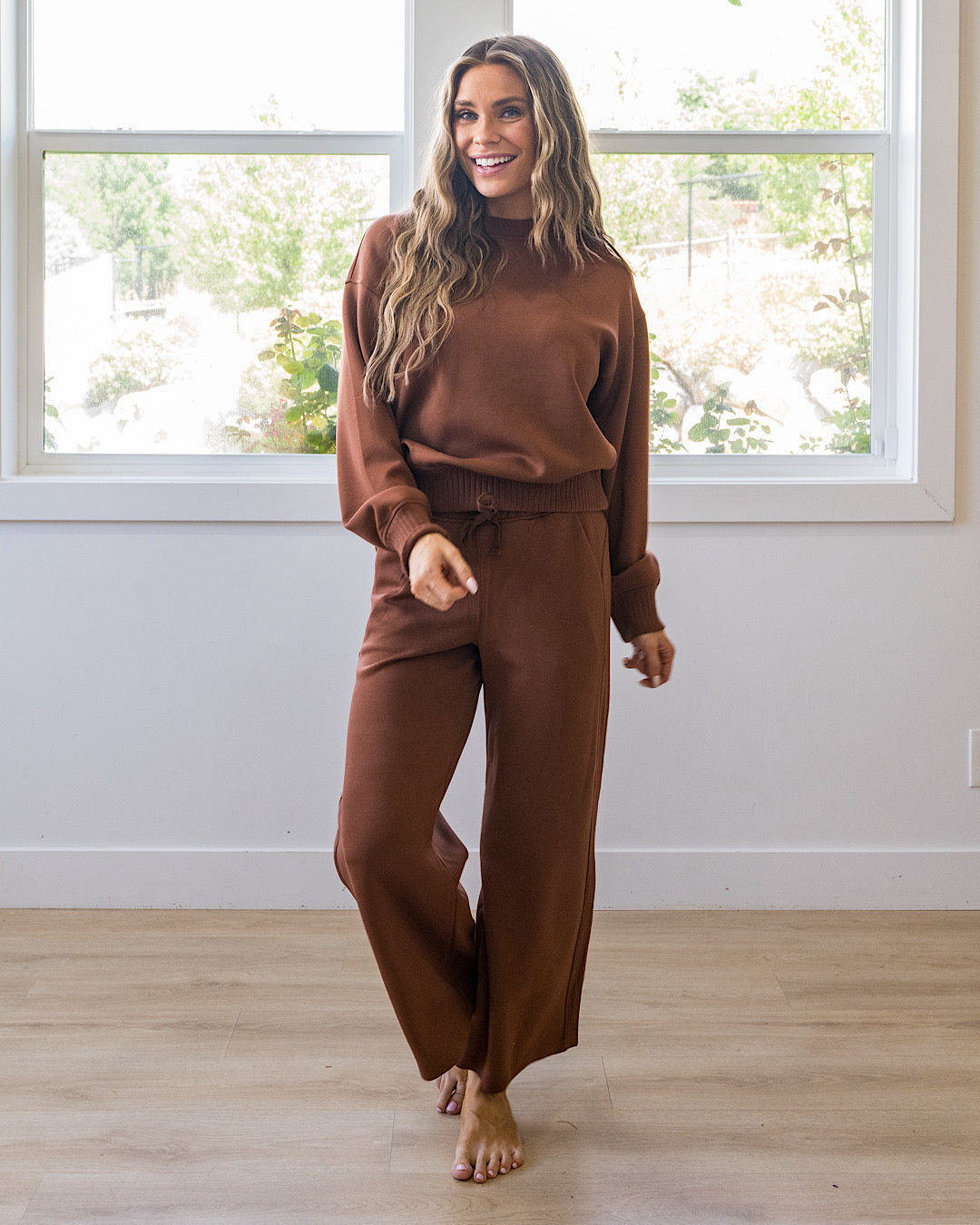 ¡NUEVO! Pantalones de pierna ancha Kendall en tela scuba - Castaño