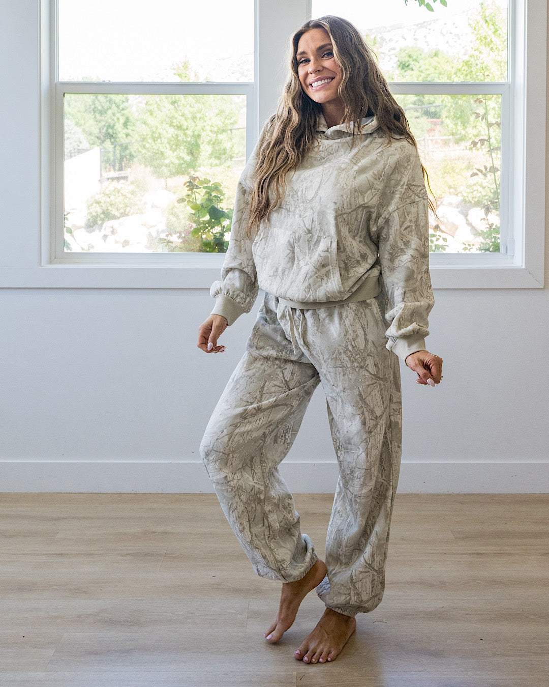 Sudadera con capucha de camuflaje gris