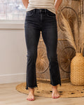 Jeans acampanados cortos con dobladillo deshilachado Vervet Think About It - Negro desteñido