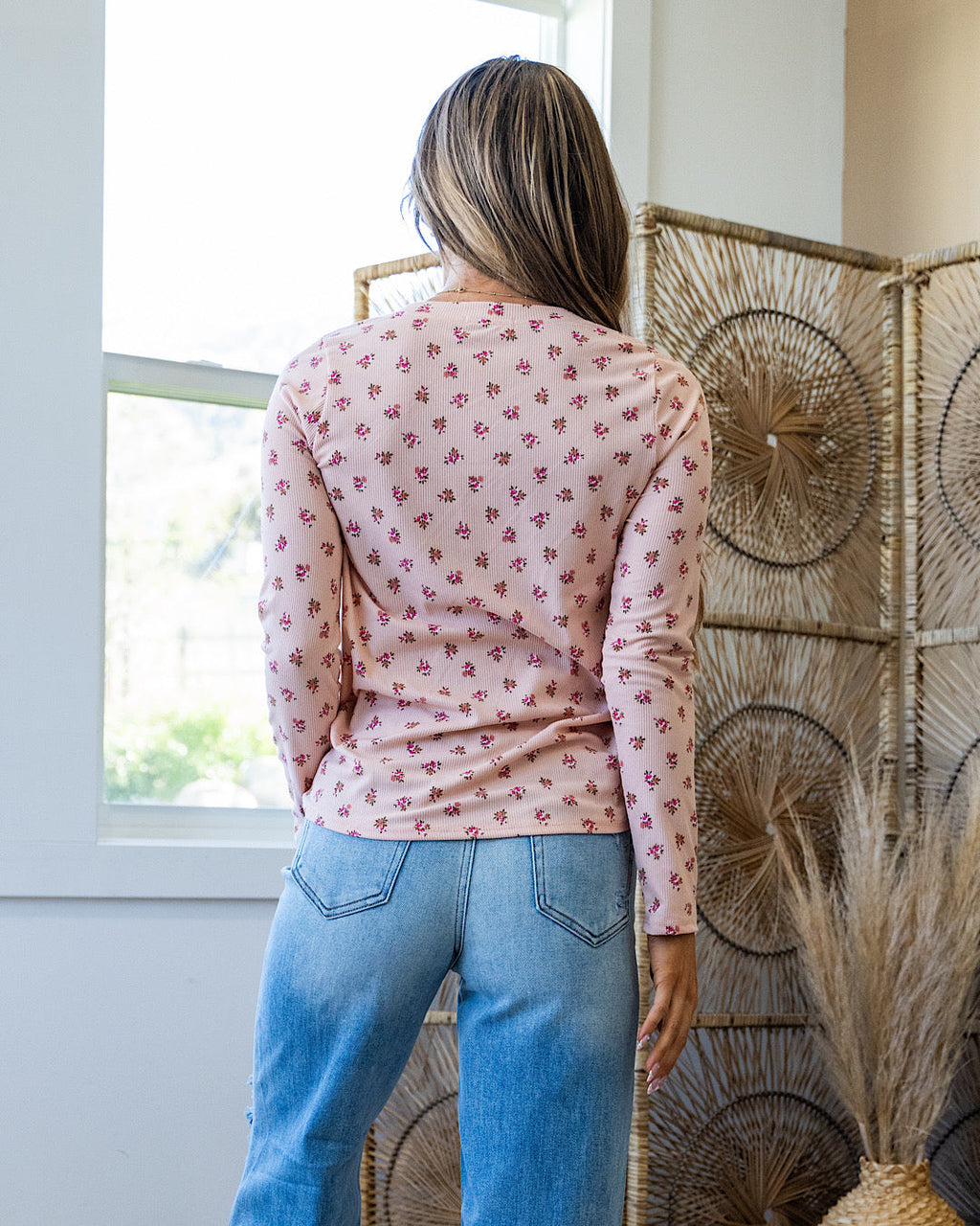 ¡OFERTA ARROW! Blusa con cuello en V y textura floral - Color rubor VENTA FINAL