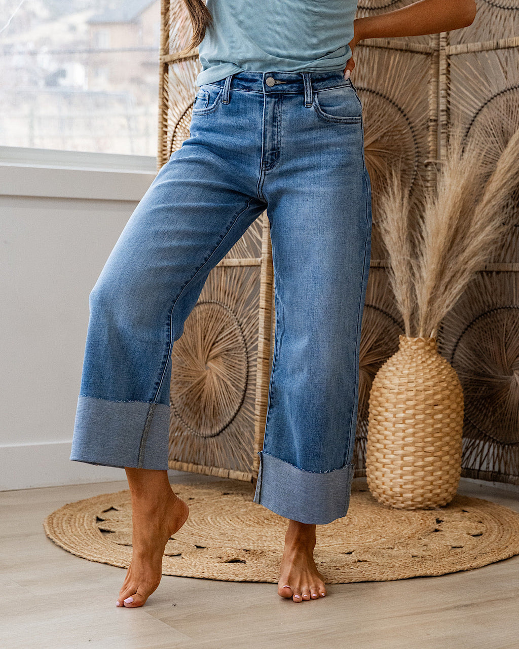 Jeans de pierna ancha con dobladillo enrollado "That Feeling" de KanCan