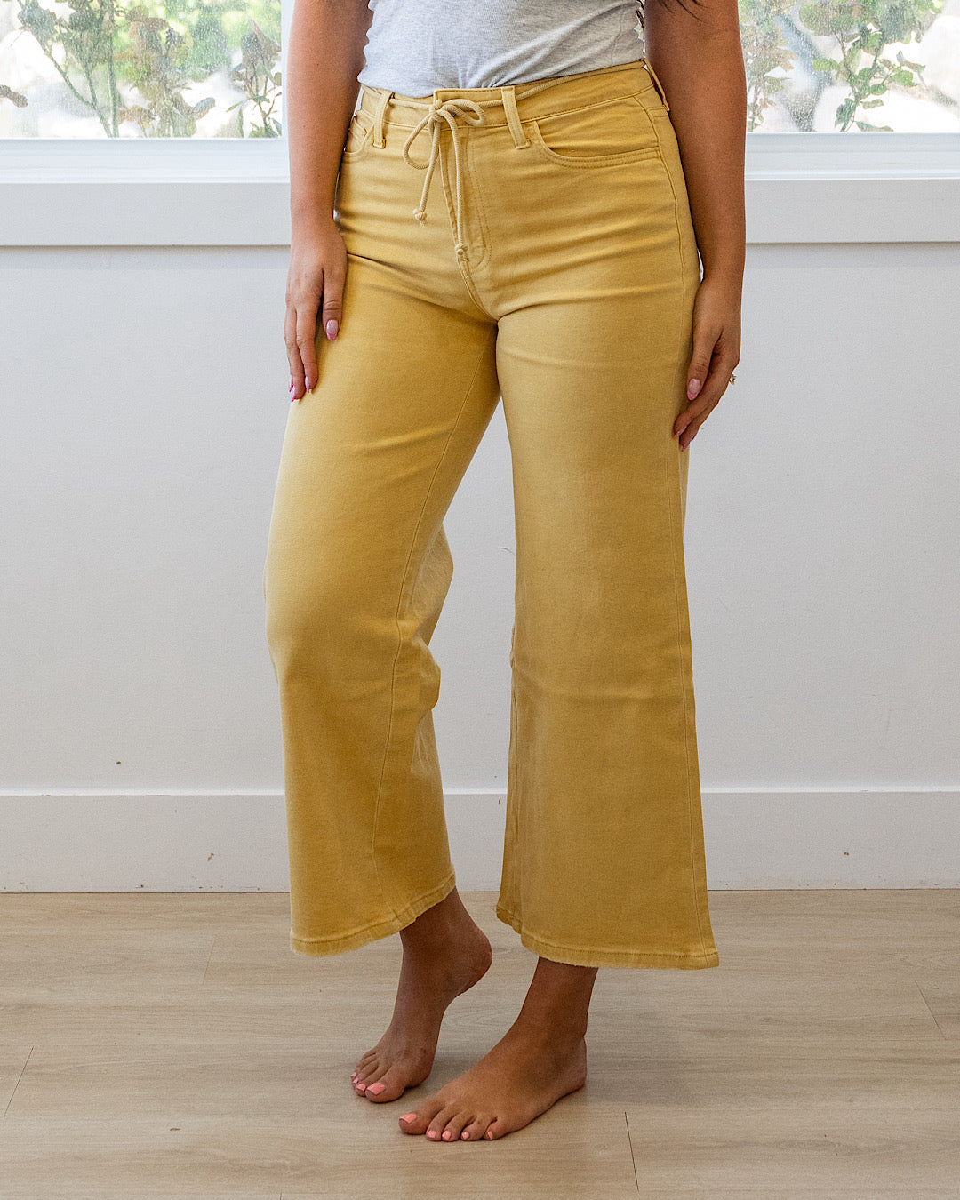 Jeans de pierna ancha y corte cropped Vervet Kacie - Marigold