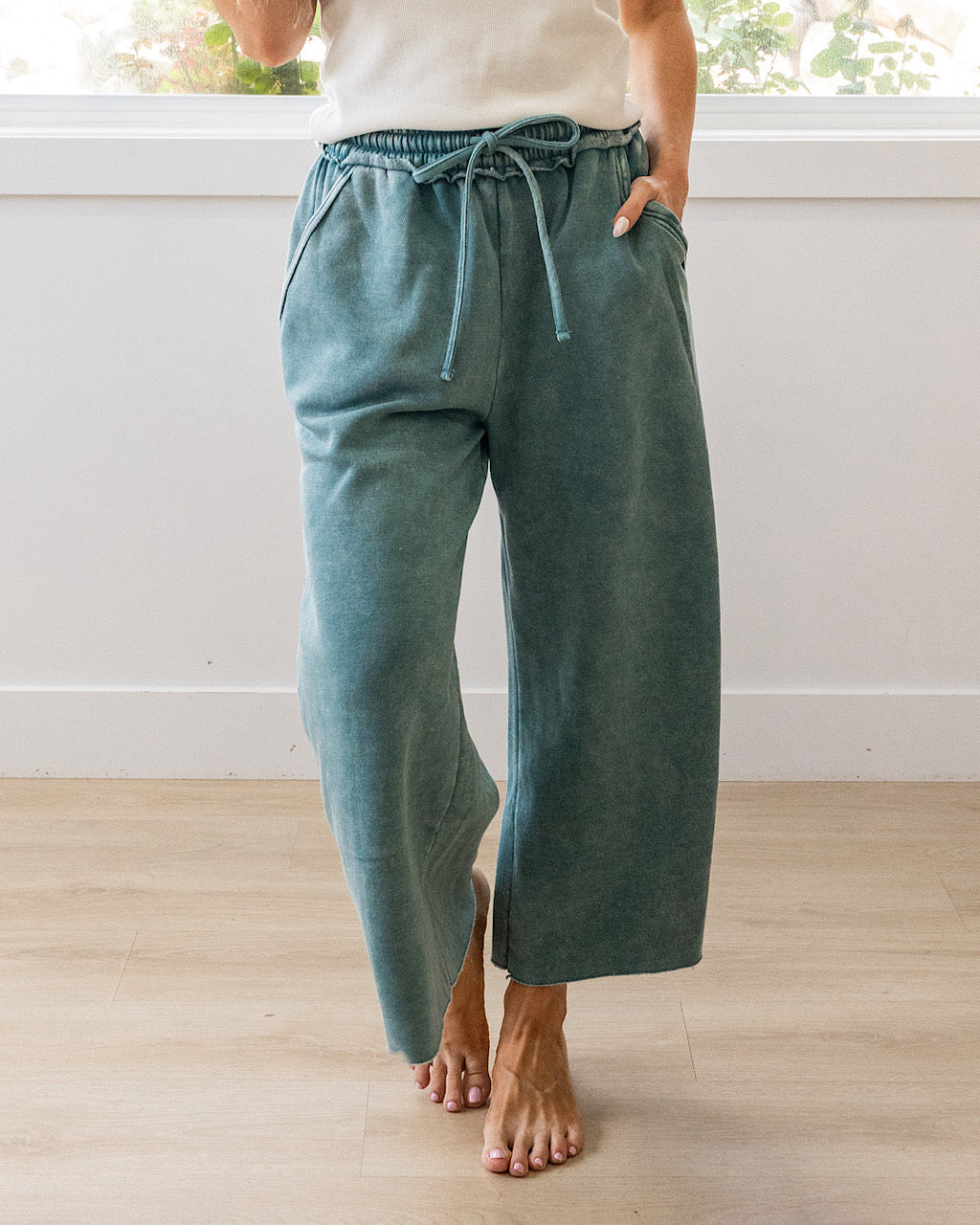 ¡NUEVO! Pantalón cómodo de pernera ancha y corte cropped - Verde azulado