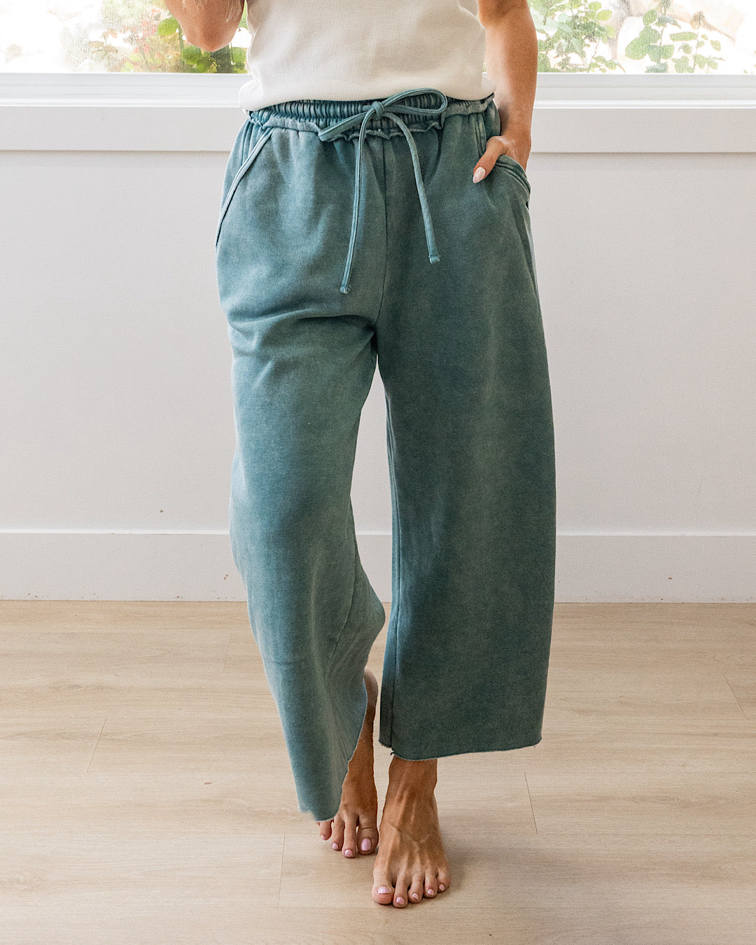 ¡NUEVO! Pantalón cómodo de pernera ancha y corte cropped - Verde azulado