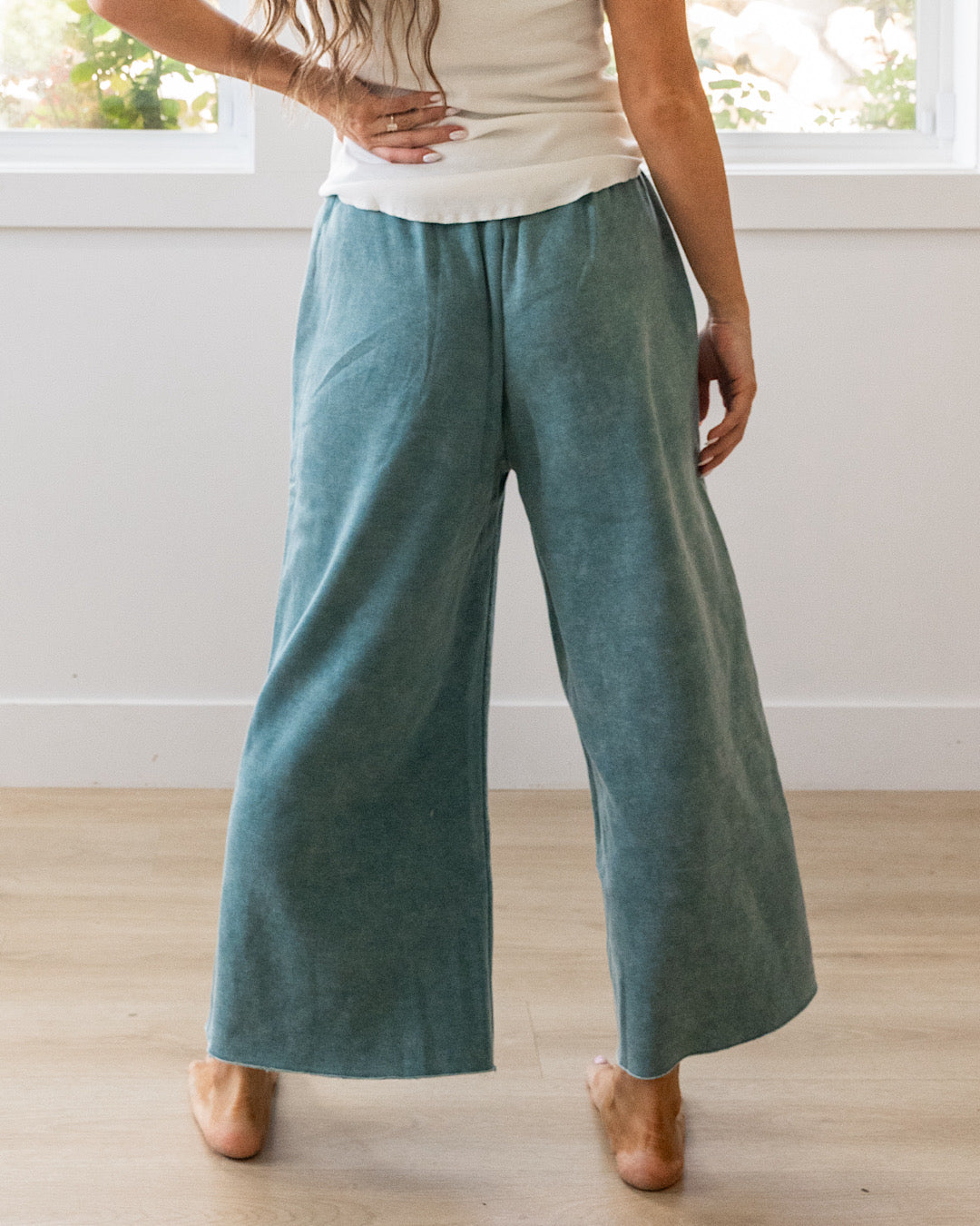 ¡NUEVO! Pantalón cómodo de pernera ancha y corte cropped - Verde azulado
