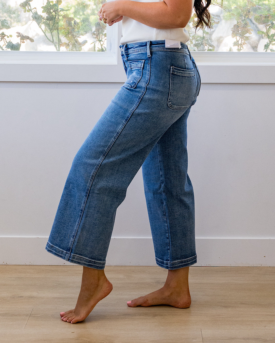 Jeans de pierna ancha con bolsillos de parche Jody de KanCan