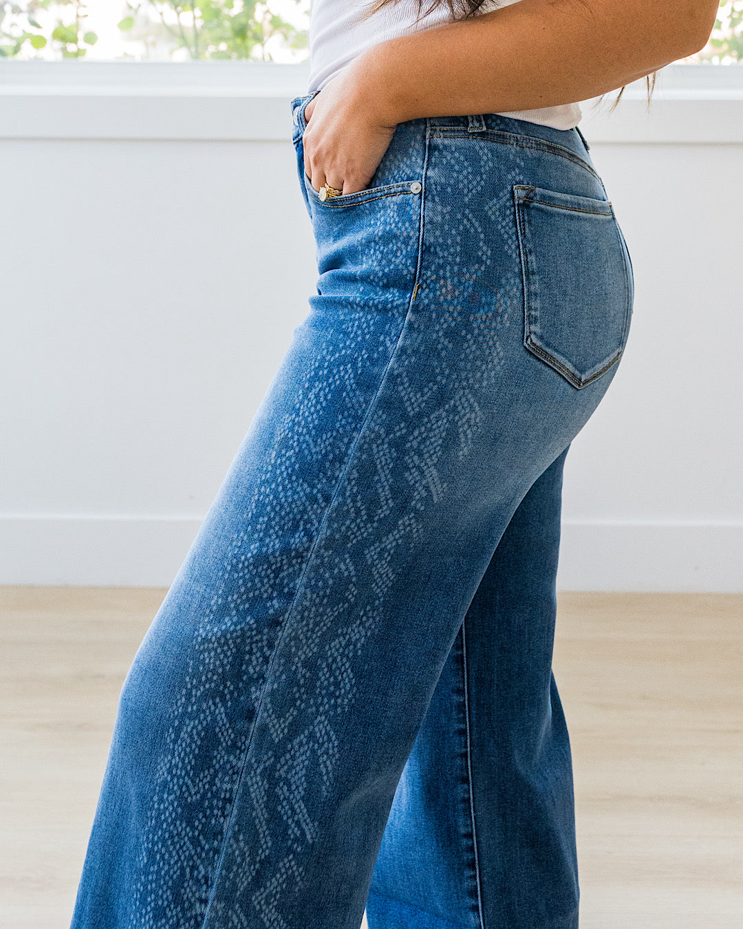 Jeans de pierna ancha con estampado de piel de serpiente Isla de KanCan