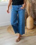 Jeans de pierna ancha y corte cropped con bajo deshilachado "There For You" de Judy Blue