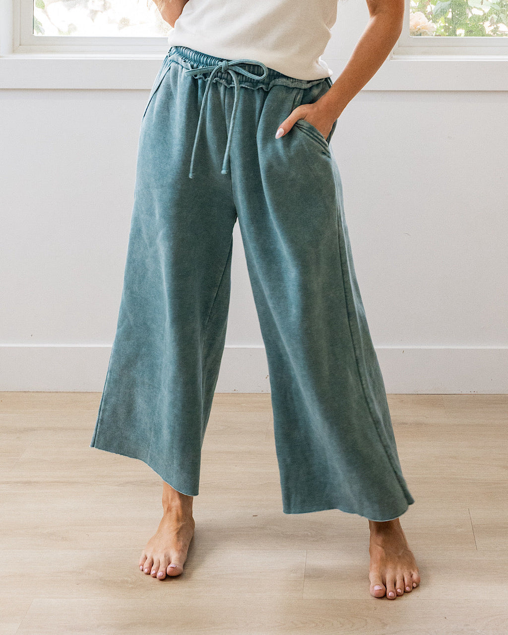 ¡NUEVO! Pantalón cómodo de pernera ancha y corte cropped - Verde azulado